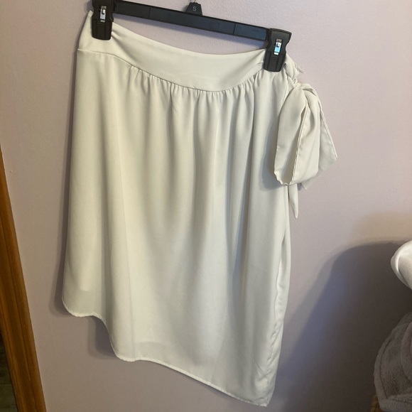 Off the shoulder flowy white top (size: M) - Picture 4 of 4